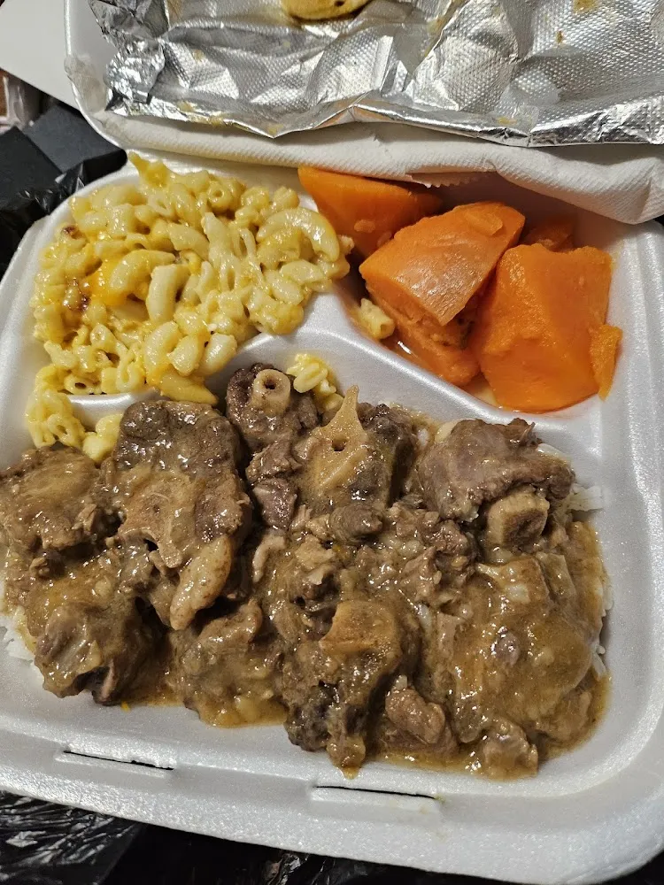 Oxtails with Mac and Cheese and Yams